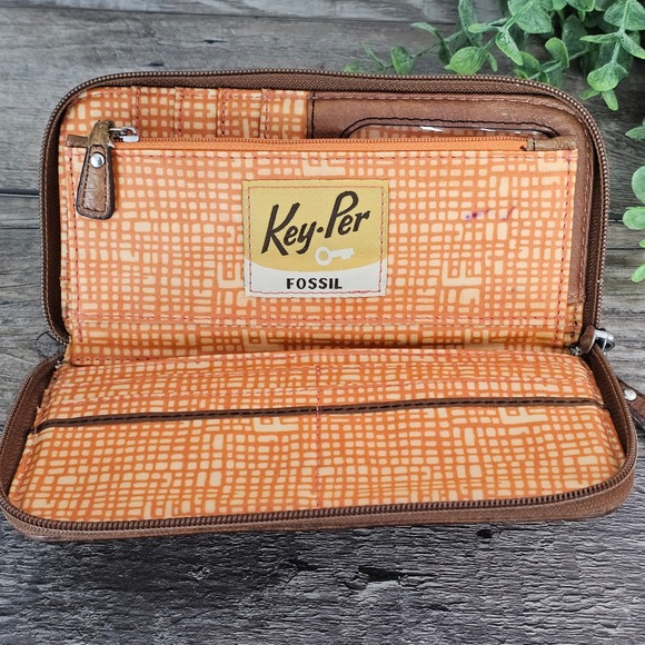 Fossil Key-Per Wallet Yellow Brown Beetle‎ Print Retro Mod Zip Around Coated - Picture 3 of 8
